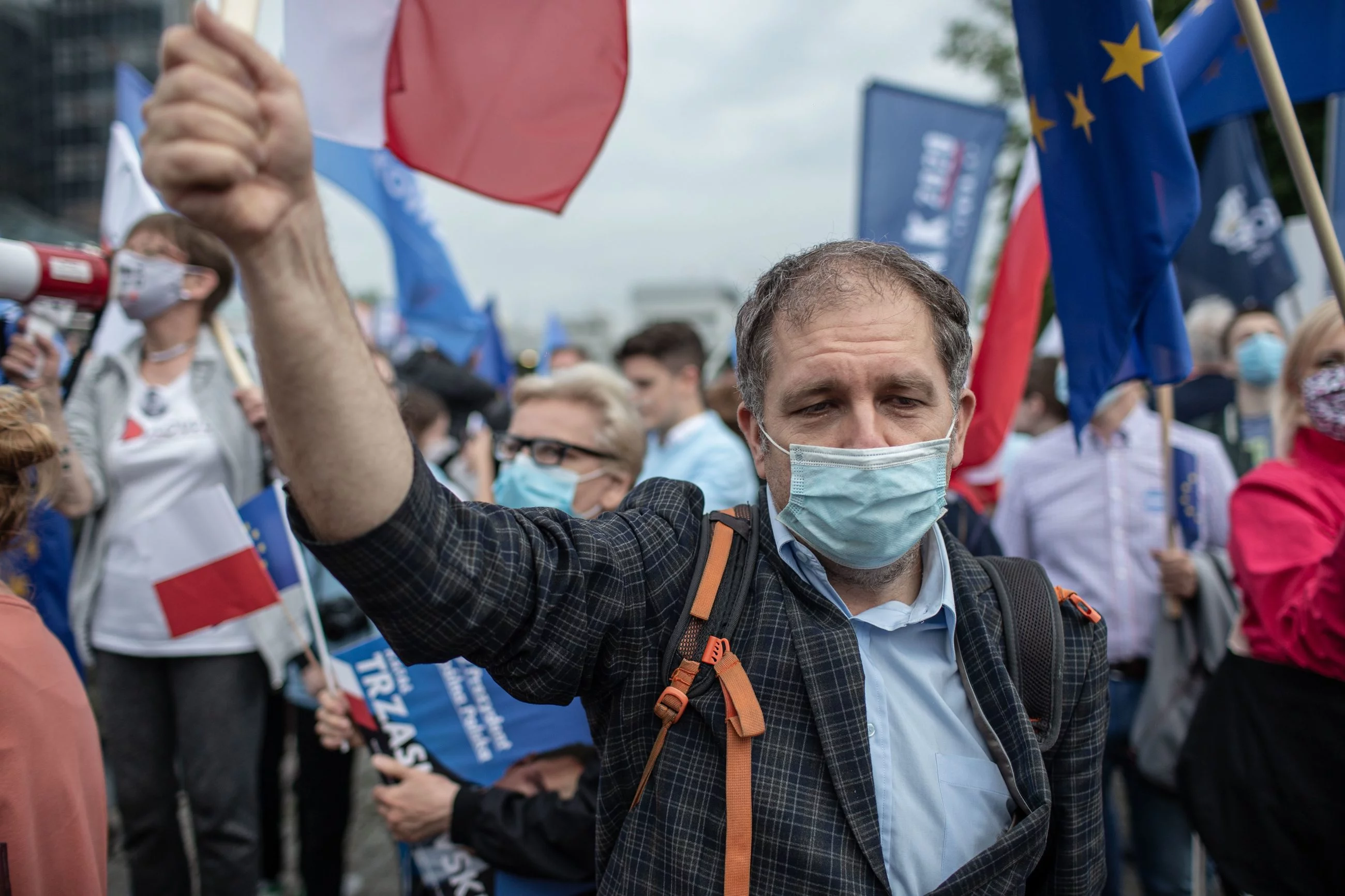 Wyborcy przed siedzibą TVP podczas debaty prezydenckiej