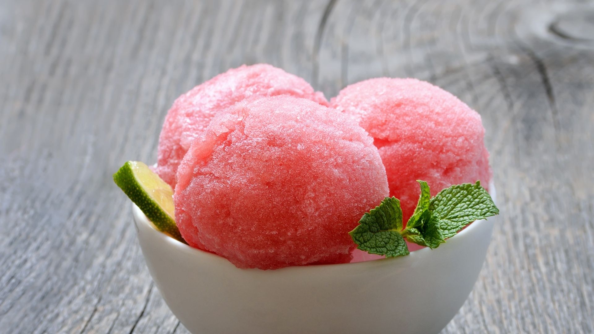 Biorę 3 składniki i robię pyszny domowy sorbet. To prosty i tani deser na upały