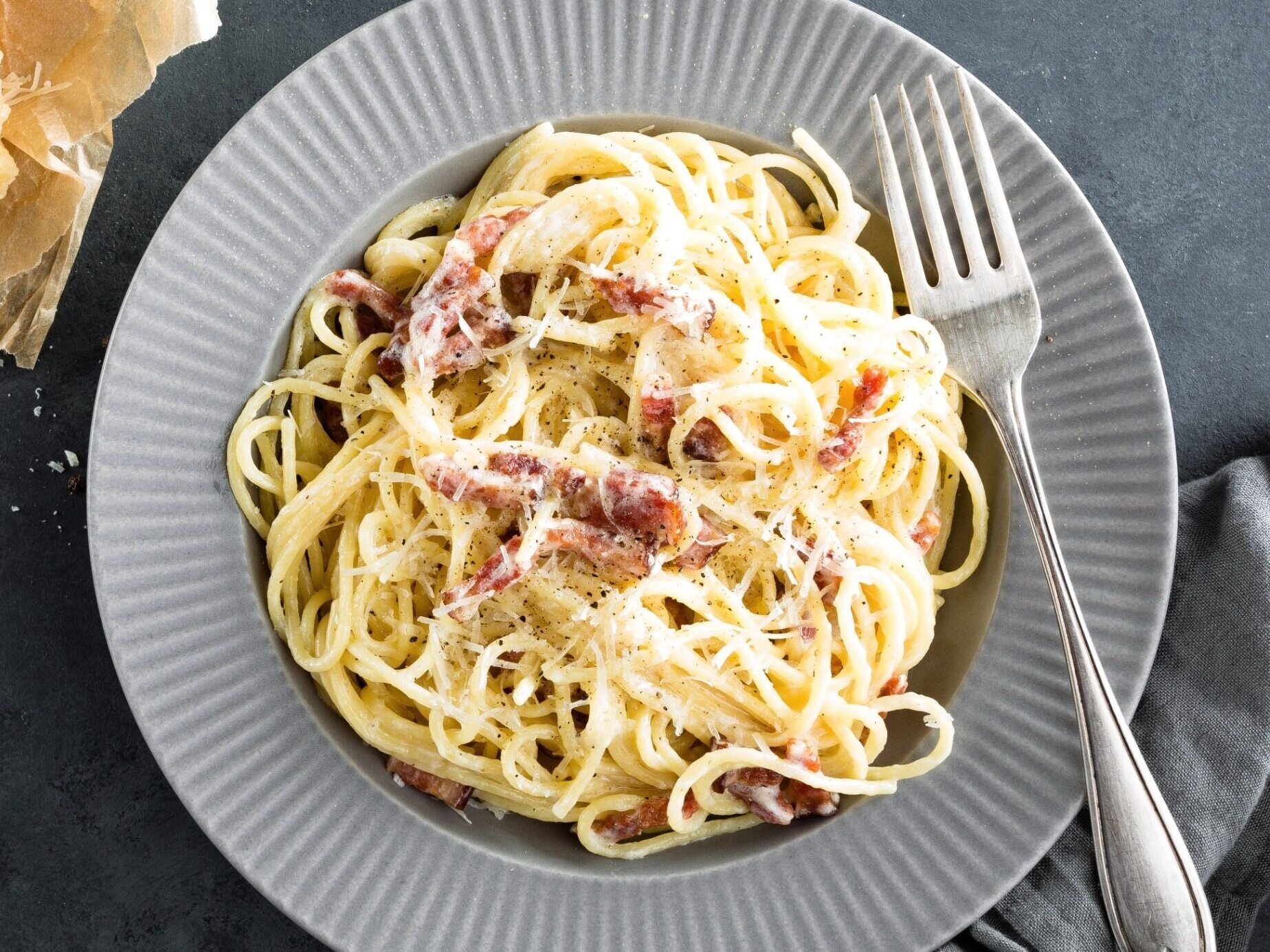 Рецепт карбонары со спагетти. Мафальдине болоньезе. Ригатони карбонара. Мафальдине карбонара. Спагетти карбонара с беконом и сливками.