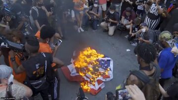 Spalenie flagi USA w Waszyngtonie