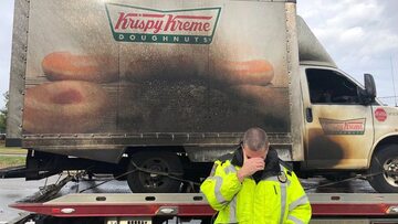 Spalona ciężarówka Krispy Kreme