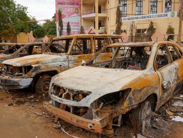 Spalone samochody przed siedzibą Nigerskiej Partii na rzecz Demokracji i Socjalizmu prezydenta Bazouma