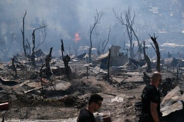 Spalony obóz migrantów na Lesbos