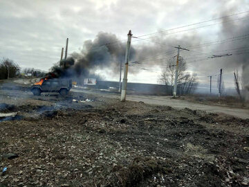 Spalony pojazd wojskowy w ukraińskim mieście Sumy