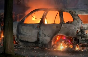 Spalony samochód po zamieszkach w Irlandii Północnej