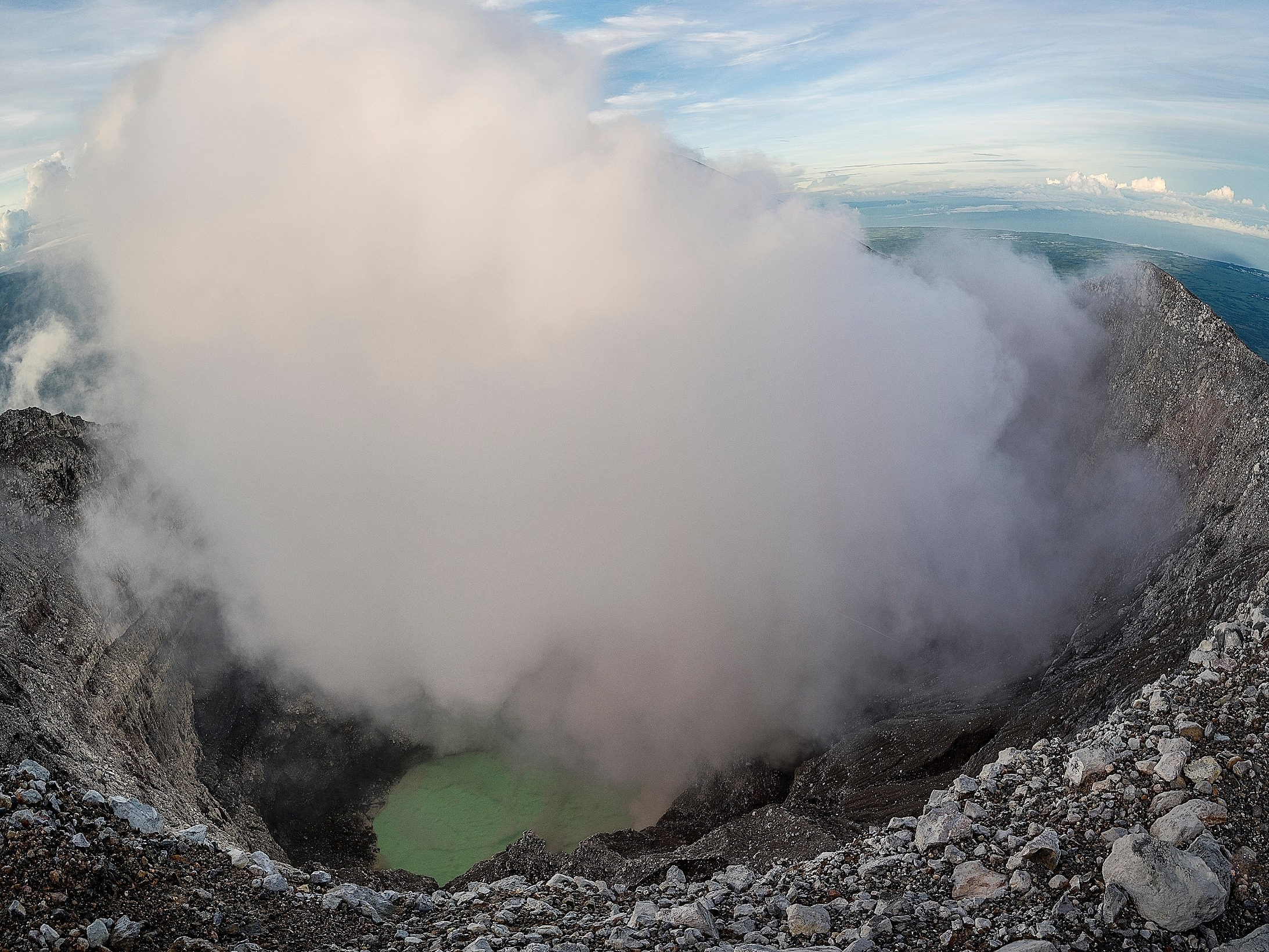 Spektakularna erupcja wulkanu. Słup popiołu był widoczny z daleka