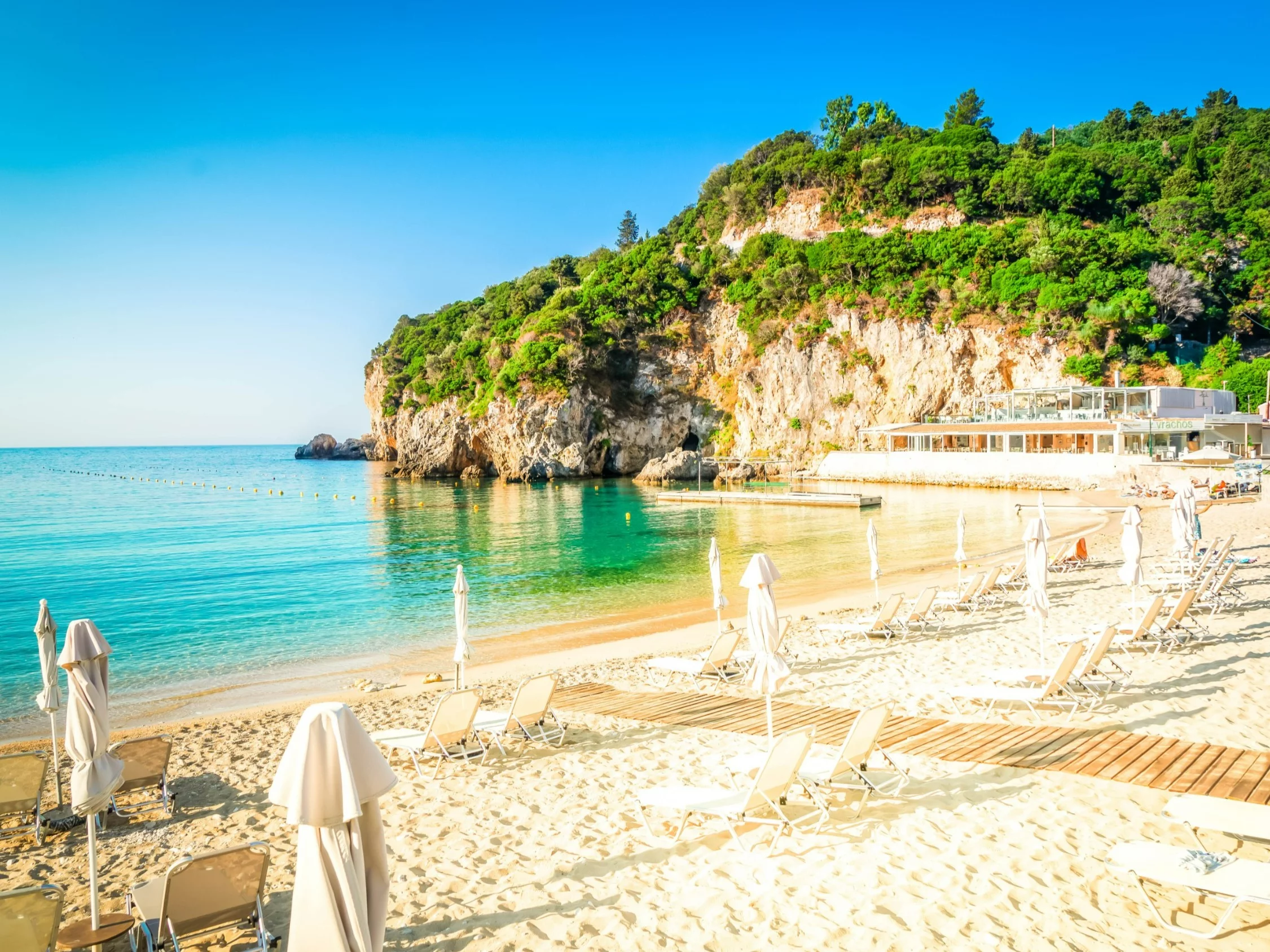Bardziej zielonej wyspy tam nie znajdziesz. All inclusive w szczycie lata za grosze