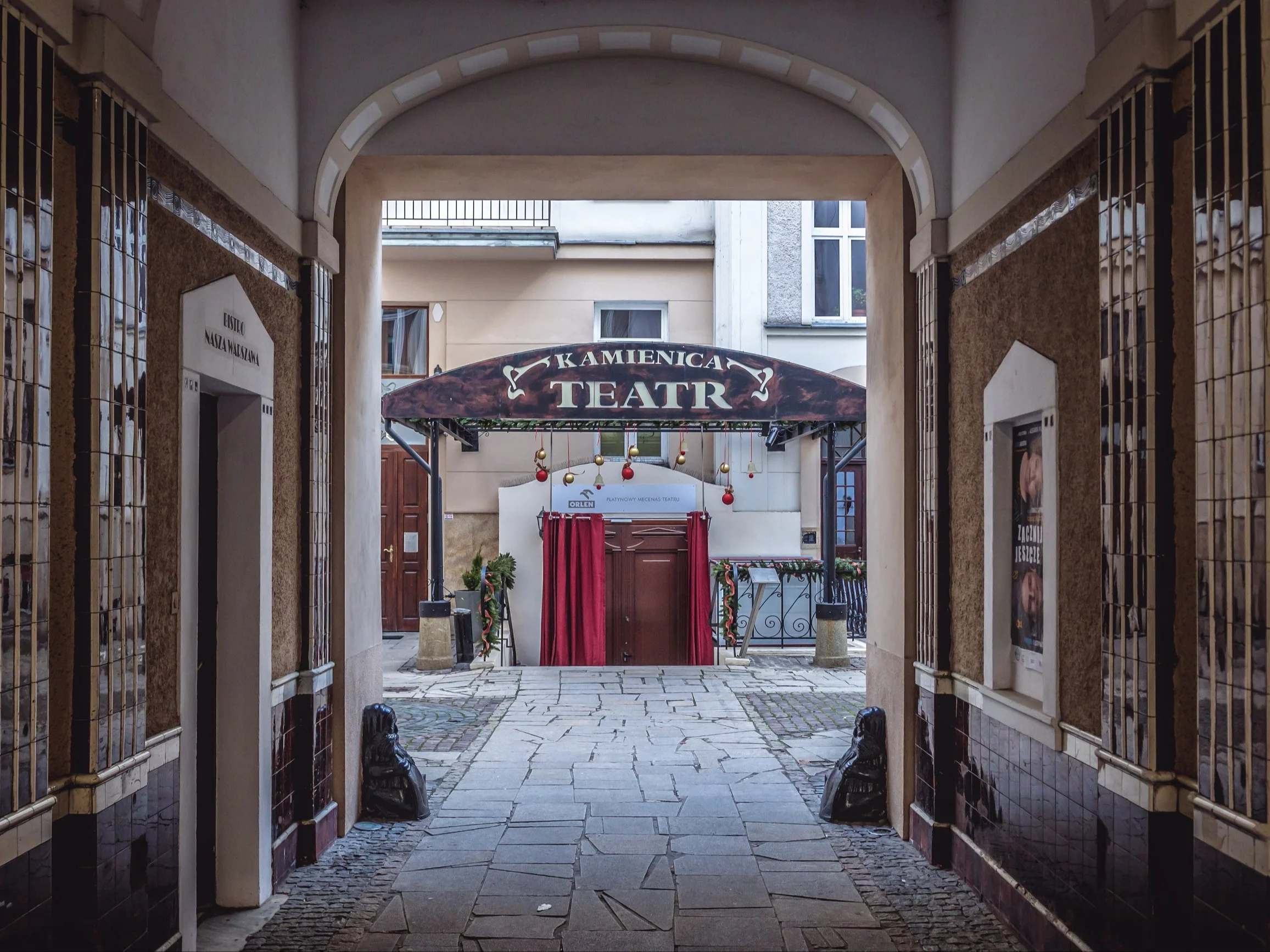 Karaluchy i zniszczone ściany. Mieszkańcy skarżą się na Teatr Kamienica