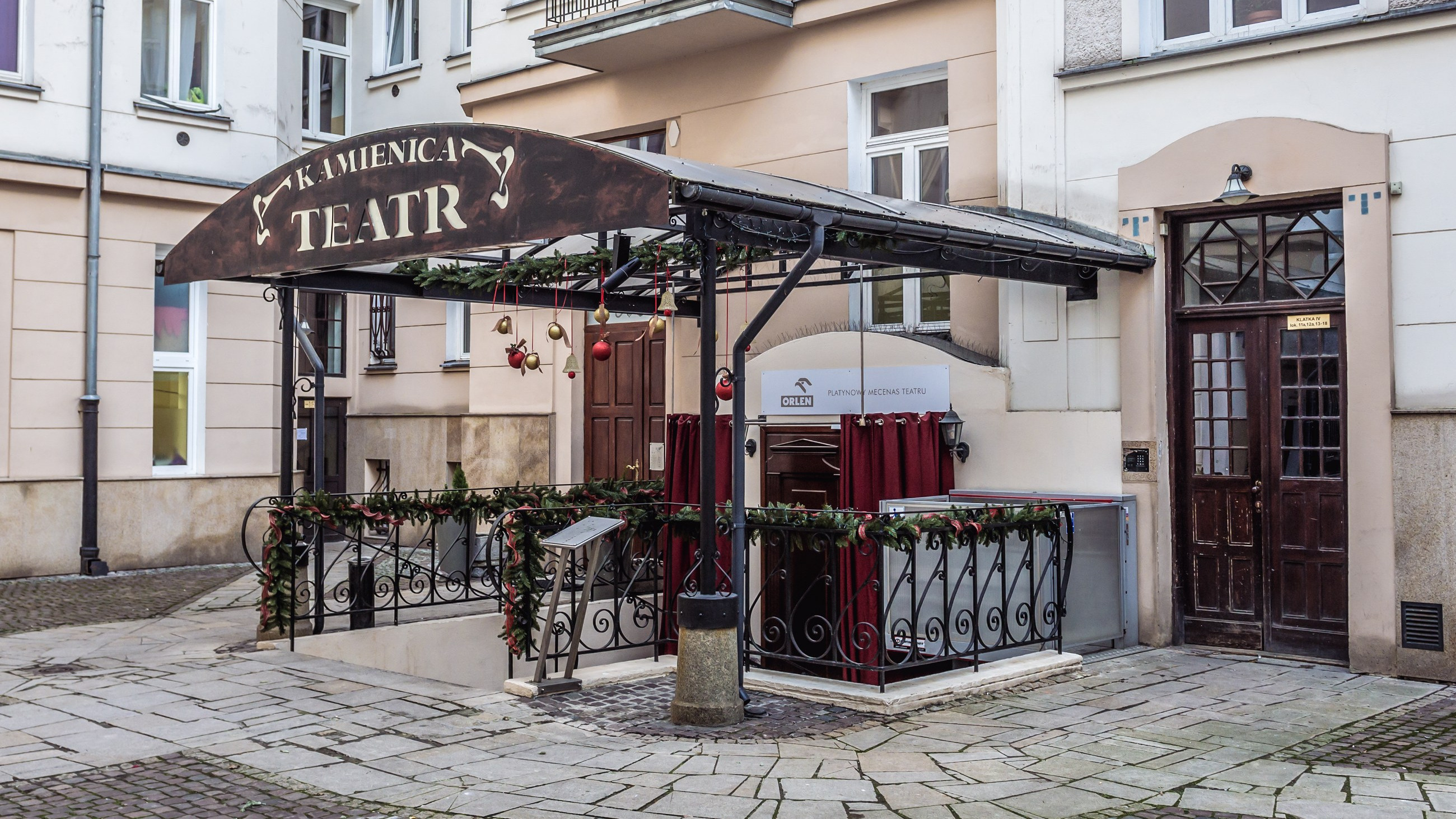 Spór o Teatr Kamienica w Warszawie. Mieszkańcy mówią o inwazji karaluchów