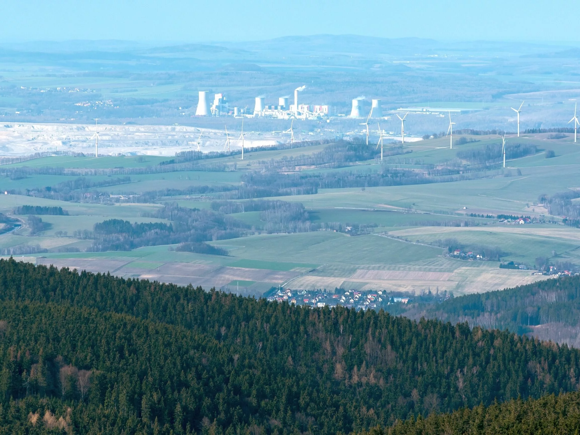 Widok na kopalnię i elektrownię Turów