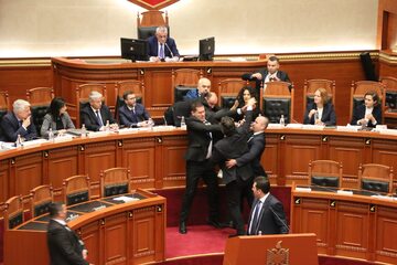 Spór w albańskim parlamencie