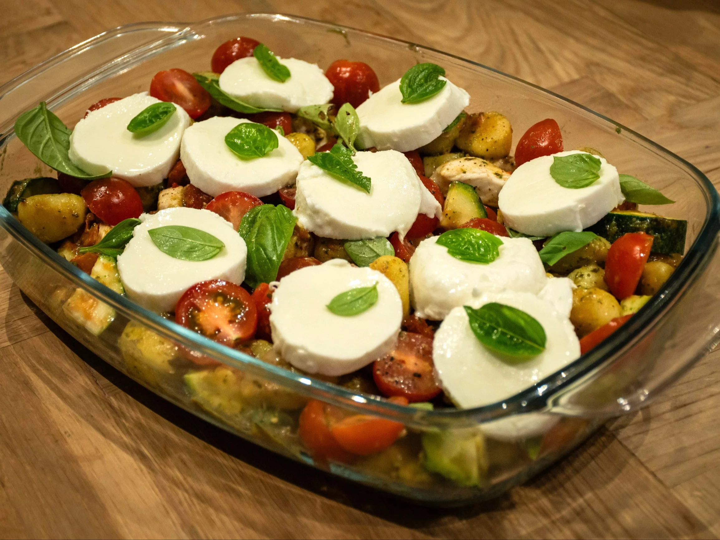 Warzywa i kurczak zapiekane pod serem mozzarella