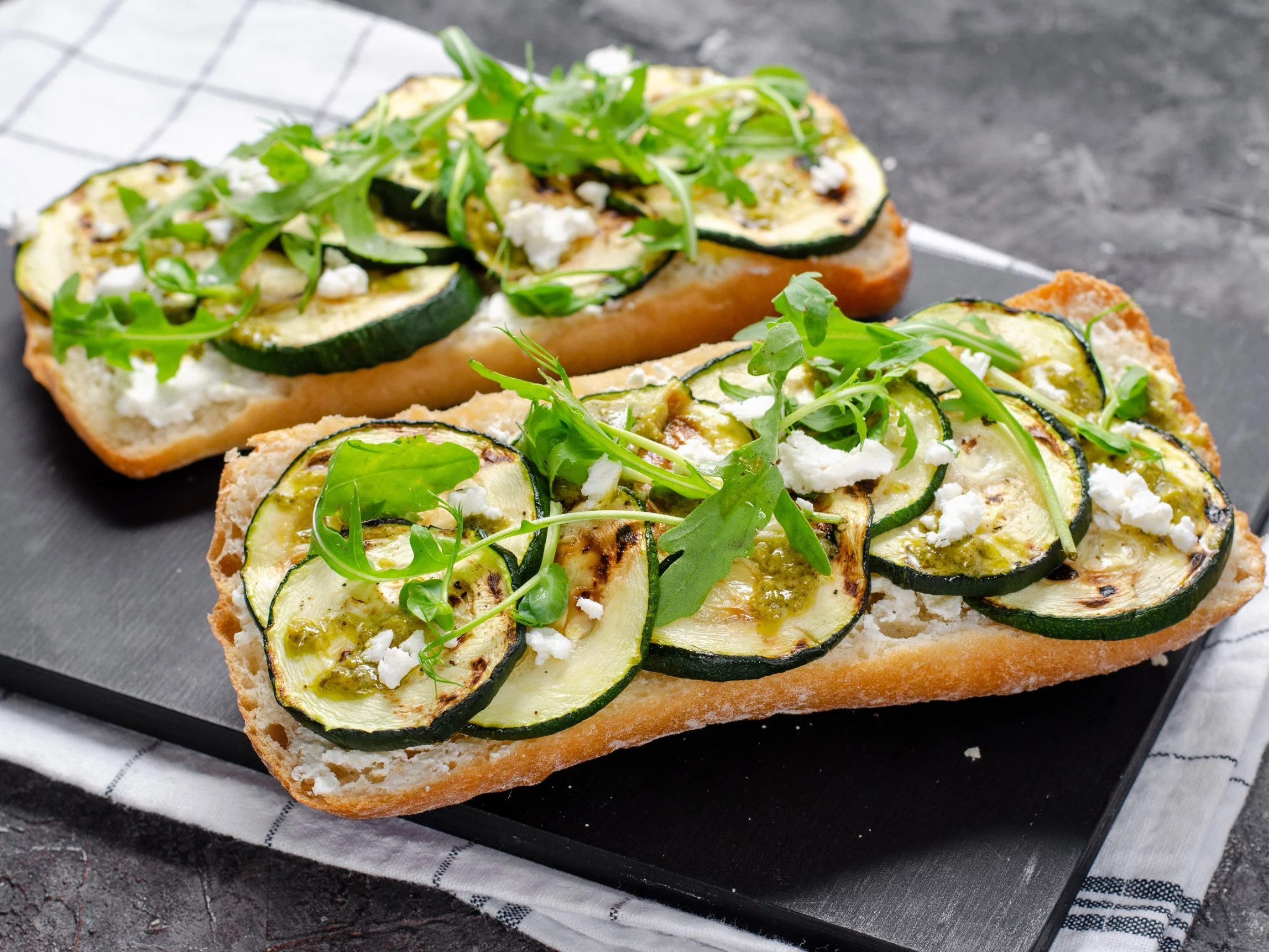 Kanapka z grillowaną cukinią i serem feta