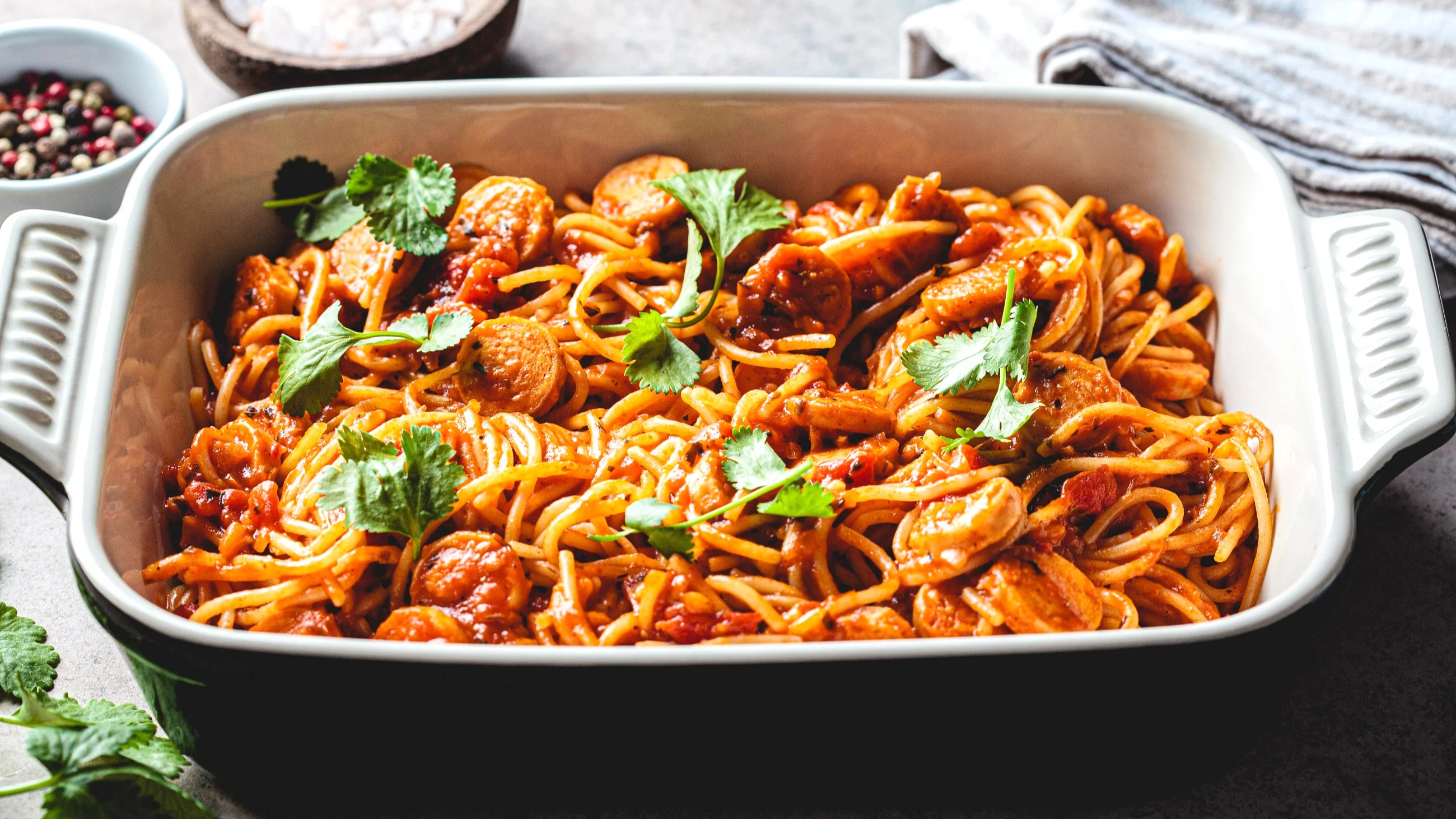 Spaghetti w sosie pomidorowym z parówkami