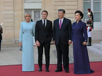 Spotkanie Emmanuela Macrona i Xi Jinpinga (politykom towarzyszą małżonki)