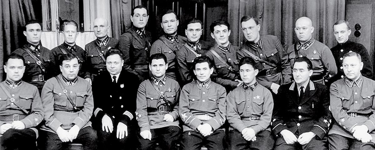 Spotkanie NKWD poświęcone przeprowadzeniu masowych represji ZSRS, czerwiec 1937 r. Ludowy komisarz spraw wewnętrznych ZSRS Nikołaj Jeżow (piąty od lewej w dolnym rzędzie)
