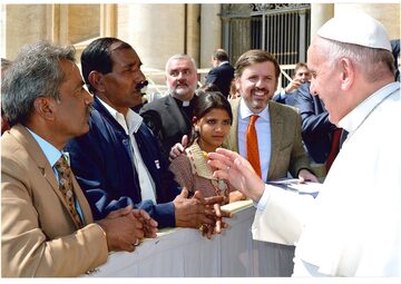 Spotkanie papieża Franciszka z rodziną Asii Bibi. Rzym, 2015 r.