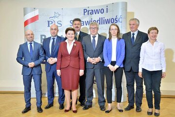 Spotkanie polityków PiS z okręgu pilskiego z Beatą Szydło. Marta Kubiak stoi na prawo od europosła Ryszarda Czarneckiego