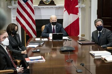 Spotkanie w Białym Domu, przy stole od lewej: Kamala Harris, Joe Biden i Anthony Blinken