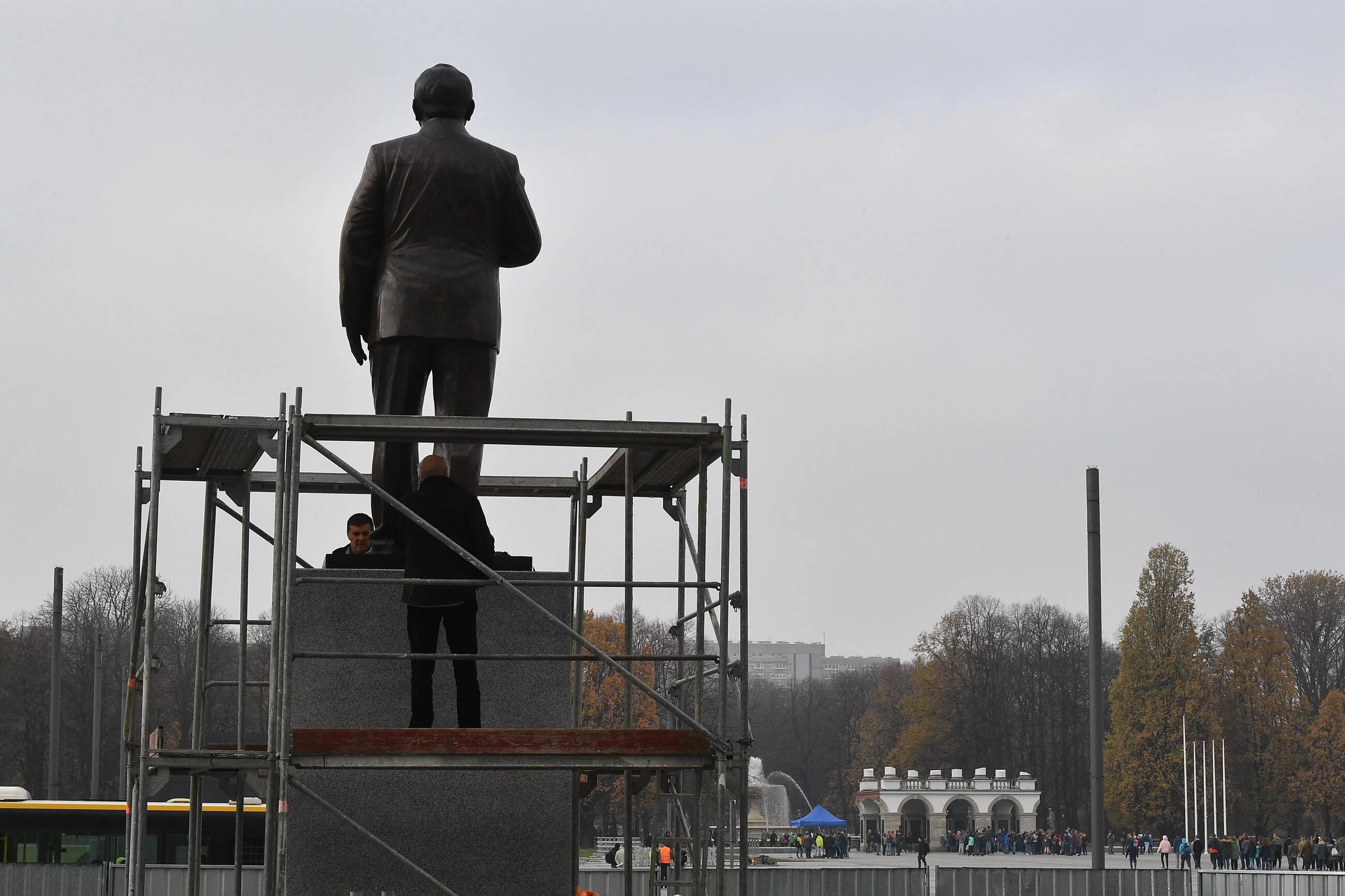 Pomnik Lecha Kaczyńskiego na placu Piłsudskiego w Warszawie