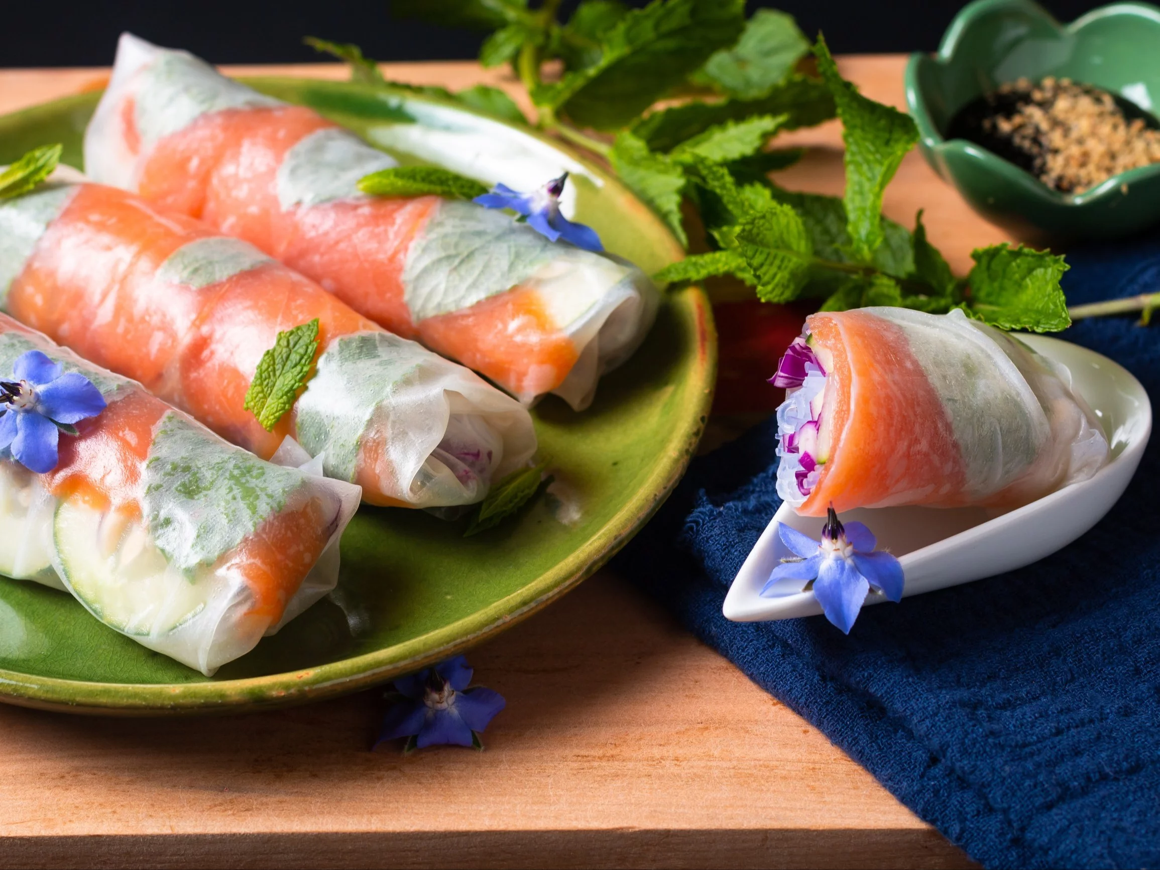 Spring rollsy z łososiem