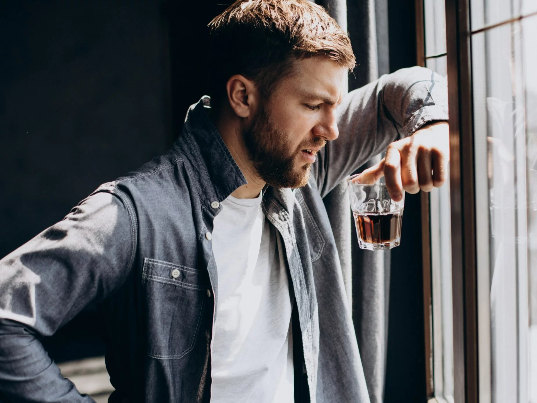 Mężczyzna pijący alkohol