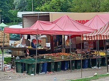 Sprzedaż owoców na bazarze Olimpia