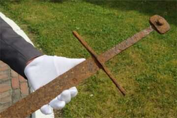 Średniowieczny miecz pochodzący z XIV w.