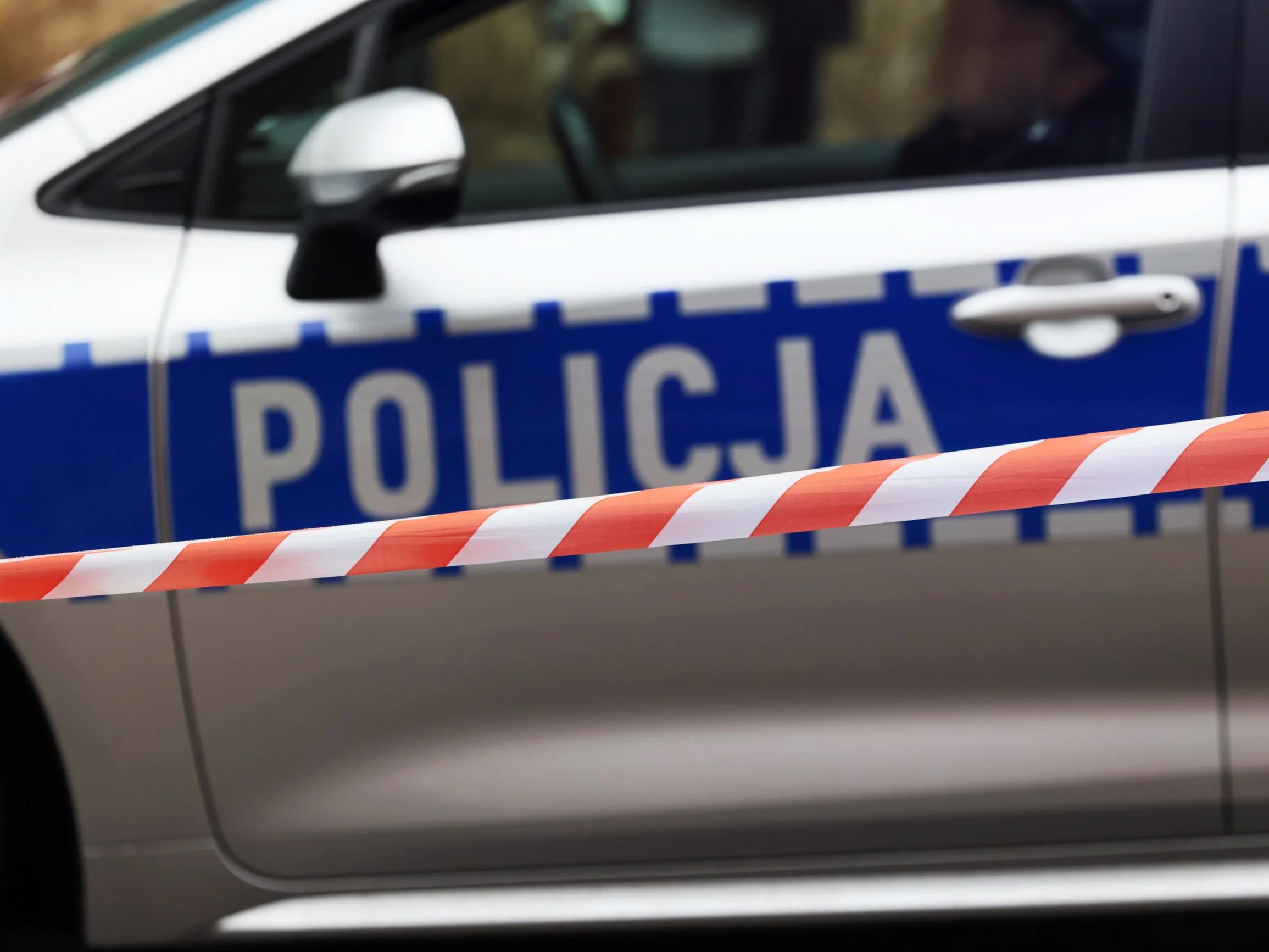 Tragedia w Śremie. Malutkie dziecko w mieszkaniu, obok zwłoki ojca