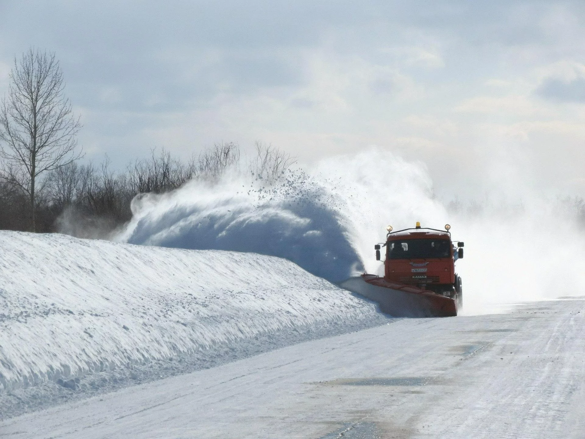 Do Polski nadciągają śnieżyce. Meteorolodzy alarmują. Jest czerwony alert