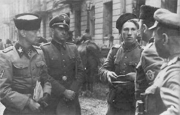 SS-Gruppenführer Heinz Reinefarth w czapce "kubance" oraz żołnierze 3 Pułku Kozaków płk. Jakuba Bondarenki - okolice ul. Wolskiej w Warszawie