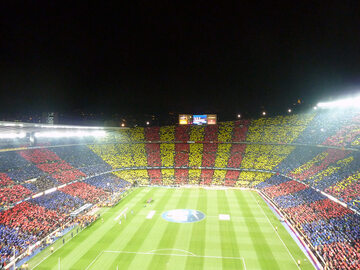 Stadion FC Barcelony w żółto-czerwonych barwach Katalonii