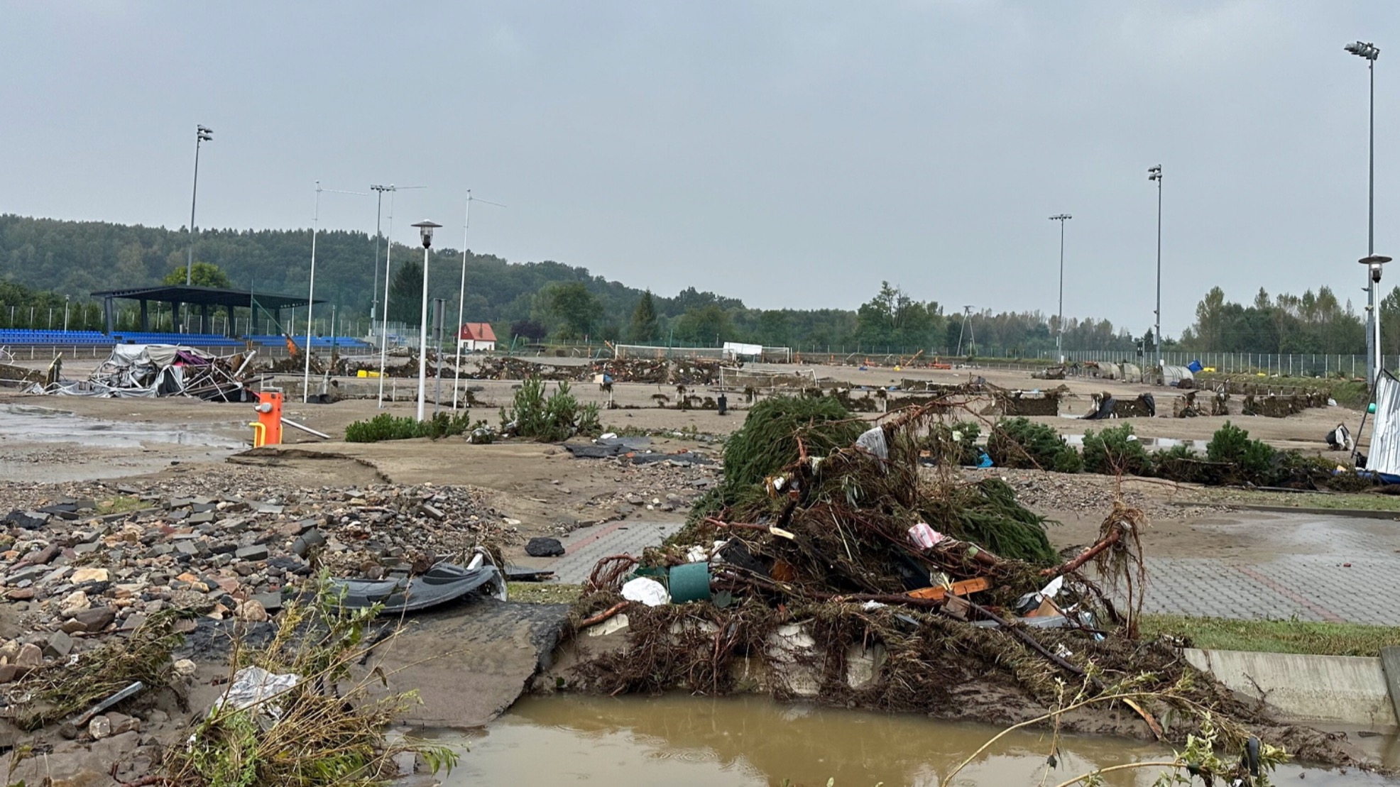 Fatalne skutki powodzi w Głuchołazach. Stadion GKS jest kompletnie zniszczony – Piłka nożna – Sport Wprost