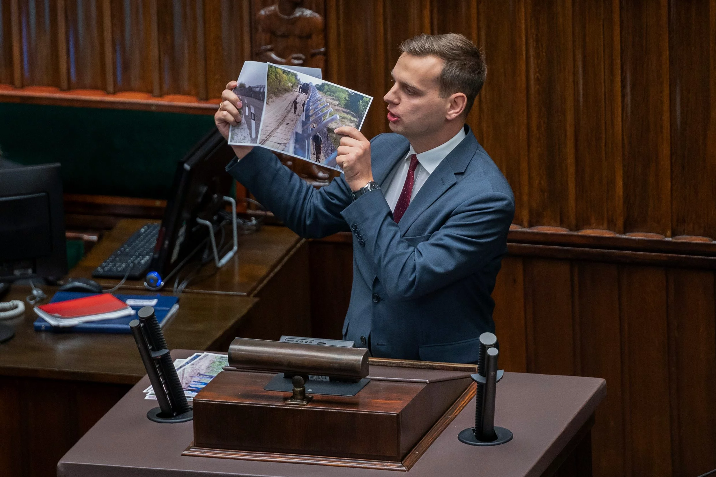 Poseł Konfederacji Jakub Kulesza podczas debaty nad wprowadzeniem stanu wyjątkowego