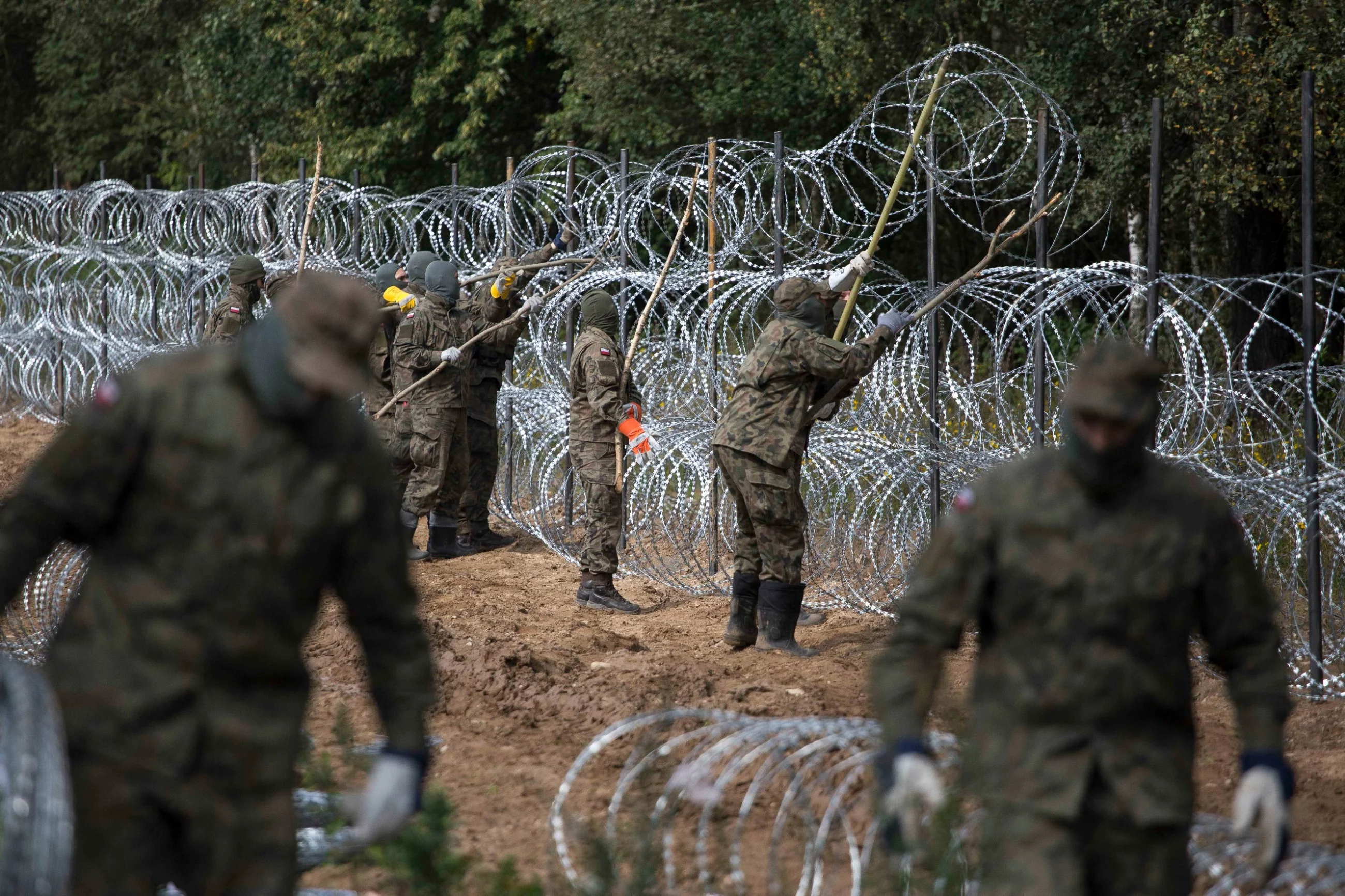 Krynki, początek września 2021. Żołnierze budują płot przy granicy z Białorusią