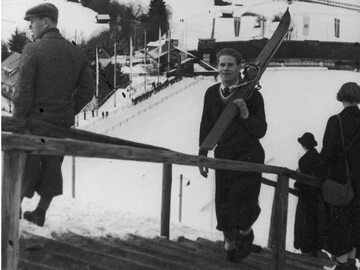 Stanisław Marusarz zmierza na rozbieg podczas Zimowych Igrzysk Olimpijskich w Garmisch-Partenkirchen w 1936 roku