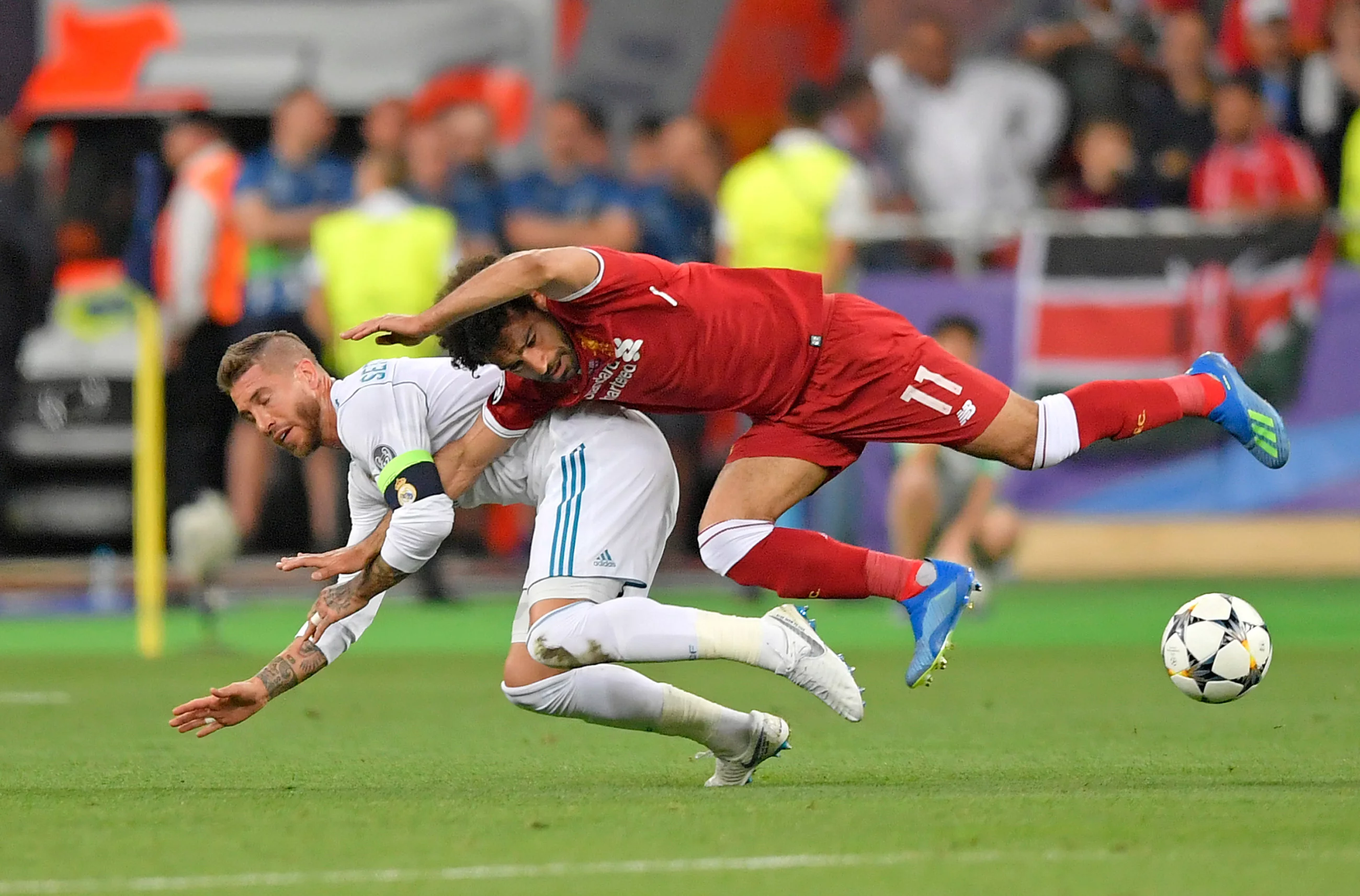 Moment tuż przed upadkiem. Sergio Ramos i Mohamed Salah