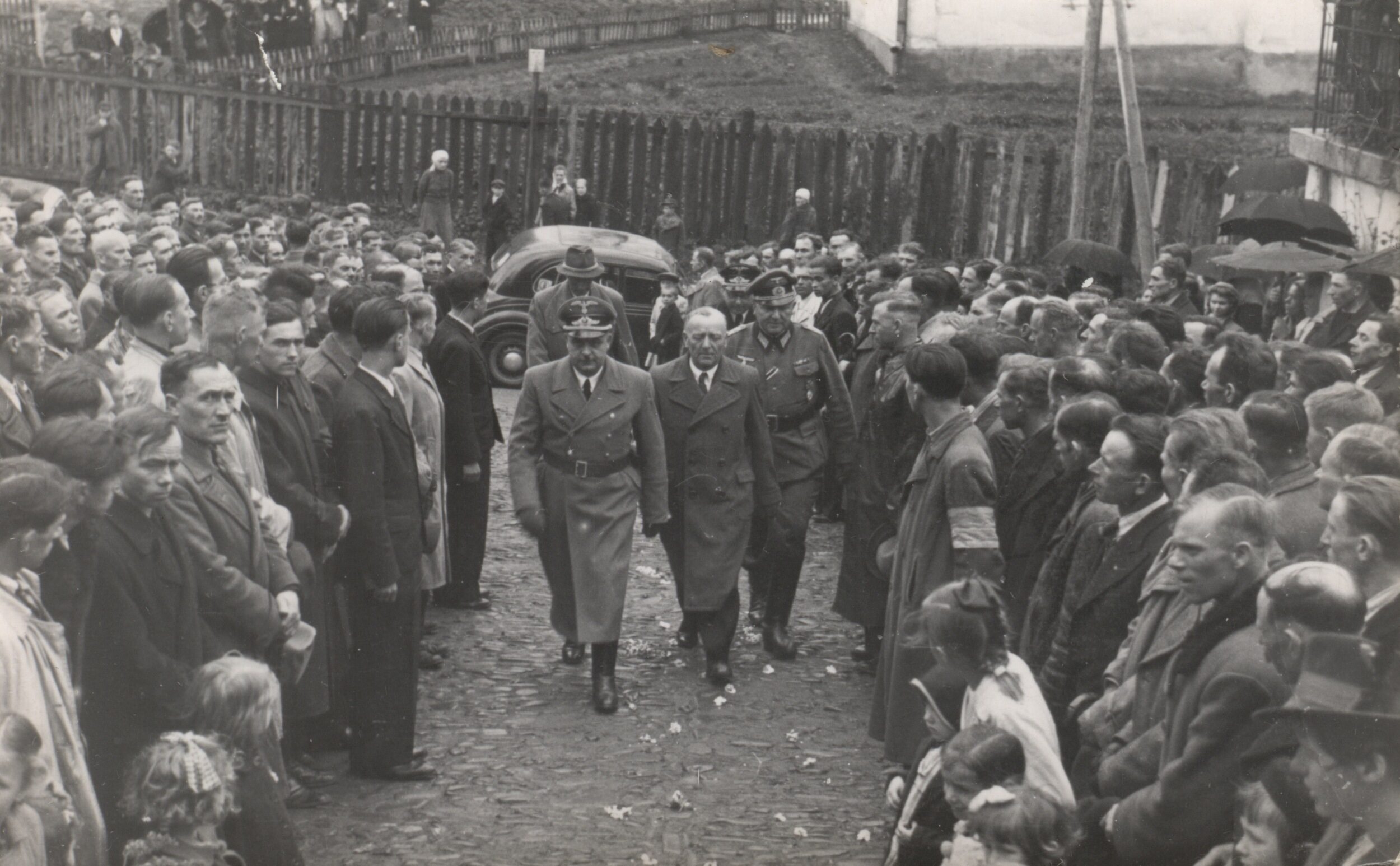 Starosta Hofstetter z gubernatorem Frankiem w Sanoku, witani przez ochotników do SS-Galizien