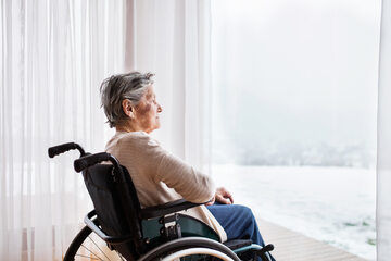 Starsza kobieta na wózku inwalidzkim
