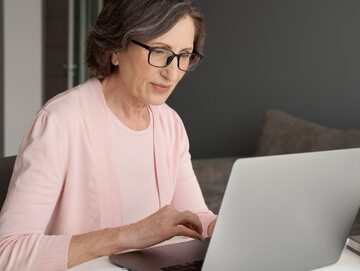 Starsza kobieta przy komputerze