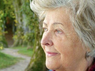 Starsza kobieta z chorobą Alzheimera, zdjęcie ilustracyjne