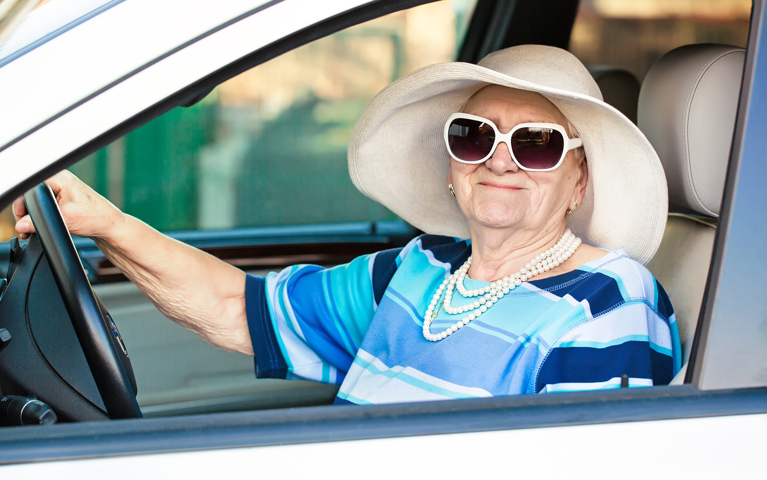 Бабушки путешествуют. Современная бабушка. Пожилая женщина за рулем автомобиля. Бабуля за рулем. Пожилая женщина в авто.