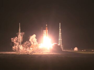 Start rakiety NASA SLS w ramach misji Artemis I