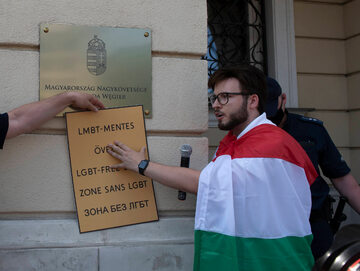 Staszewski próbuje umieścić na ścianie ambasady Węgier tabliczkę z napisem „Strefa wolna od LGBT”, zdjęcie ilustracyjne