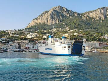 Statek pasażerski u wybrzeża wyspy Capri/zdj. poglądowe