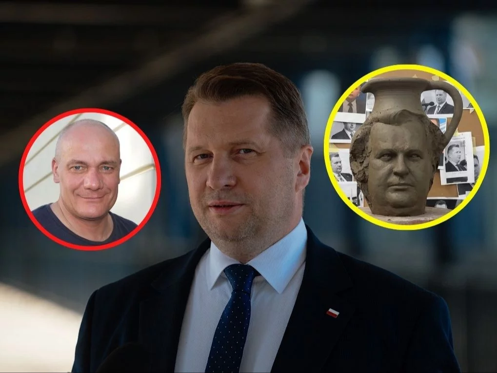 Przemysław Czarnek i statuetka „Dzbana Roku” oraz Piotr Zelt