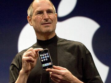 Steve Jobs pokazuje iPhone'a 1 w 2007 roku