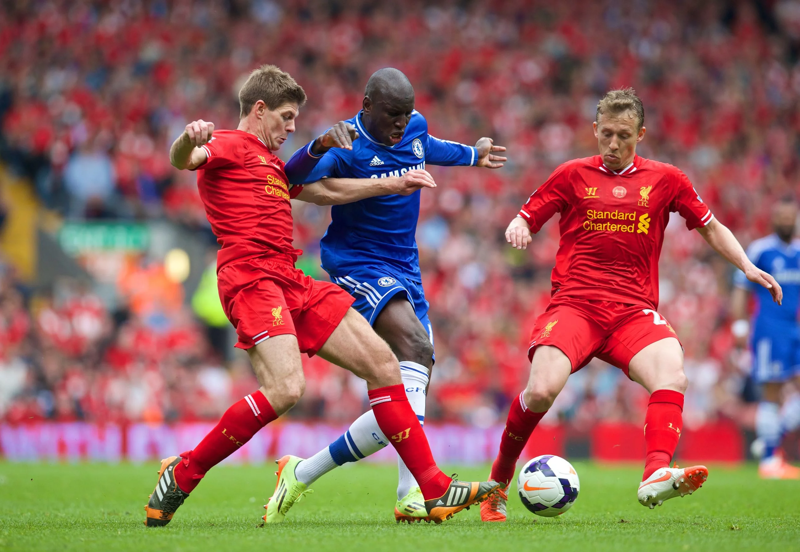 Steven Gerrard (z lewej) walczy o piłkę z graczem Chelsea