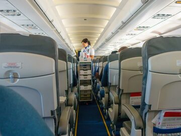 Stewardesa serwuje jedzenie i napoje w samolocie