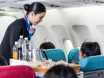 Stewardesa serwuje posiłki i napoje w samolocie/zdj. poglądowe